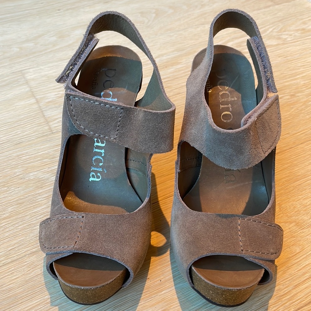 Pedro Garcia, Brand New, Taupe Suede Pump